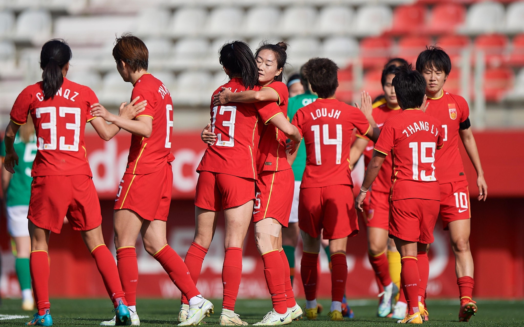 国际女足赛场上发生激烈的对抗，现场气氛紧张